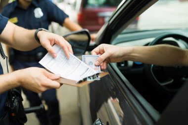 Trafik cezası ya da hız cezası aldığı için polislere rüşvet veren sürücü 