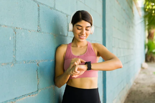 Mujer Joven Latina Deportiva Mirando Reloj Inteligente Usando Una Aplicación —  Fotos de Stock