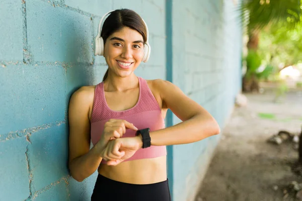 Sorrindo Mulher Atraente Olhando Para Câmera Usando Smartwatch Com Aplicativo — Fotografia de Stock