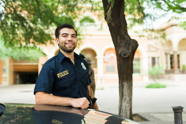 Atraktivní Mladý Muž Uniformě Úsměvem Kameru Zatímco Pracuje Jako Policista — Stock fotografie