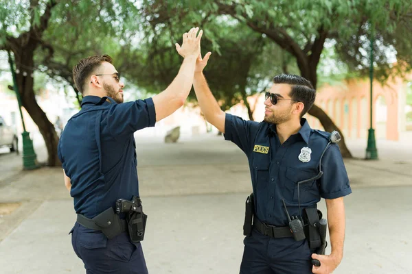 Úspěšní Policejní Partneři Kteří Plácli Oslavovali Zatčení Pouličního Zločince — Stock fotografie