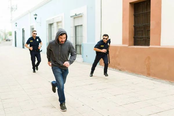 Politieagenten Rennen Achtervolgen Een Crimineel Overvaller Met Een Capuchon Het — Stockfoto