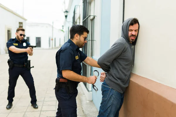 Ladrão Criminoso Furioso Resiste Prisão Polícia Coloca Algemas Após Detenção — Fotografia de Stock