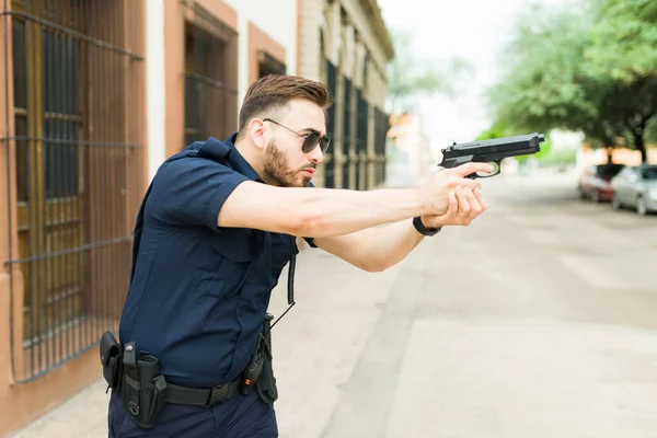 Profil Där Kaukasisk Polisagent Riktar Sitt Vapen Mot Kriminell Misstänkt — Stockfoto