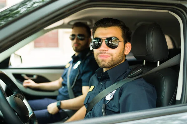Fešák Policista Slunečními Brýlemi Řízení Policejní Auto Partnerem Službě — Stock fotografie