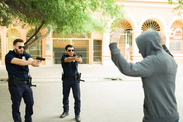 Naštvaní Policisté Službě Míří Zbraněmi Křičí Zločince Který Zvedá Ruce — Stock fotografie