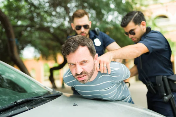 Jovem Irritado Que Parece Chateado Agressivo Ser Preso Por Dois — Fotografia de Stock