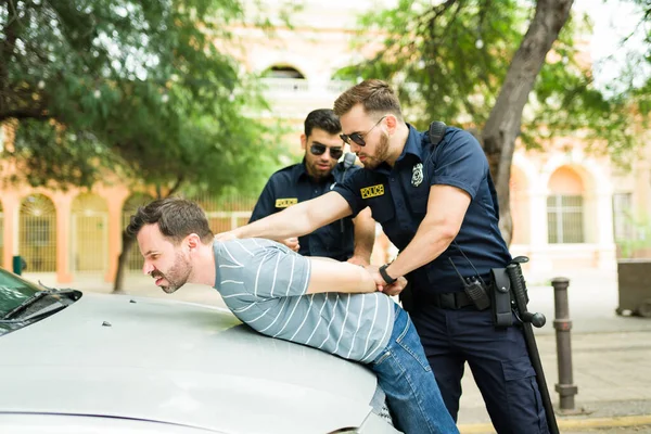 Pohled Rozzlobeného Bělošského Policistu Jak Nasazuje Pouta Poté Zatkl Podezřelého — Stock fotografie