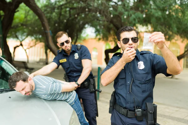 Agentes Policiales Preocupados Mirando Evidencia Drogas Después Hacer Arresto Criminal — Foto de Stock