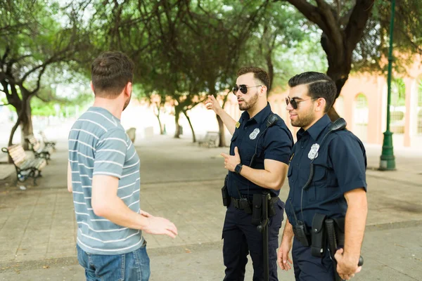 Fiatalember Rendőrökkel Beszél Segítséget Kér Miután Kirabolt Egy Rabló Utcán — Stock Fotó