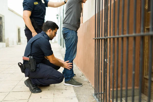 Policjanci Przeszukują Podejrzanego Przestępstwo Szukając Broni Lub Narkotyków Podczas Aresztowania — Zdjęcie stockowe