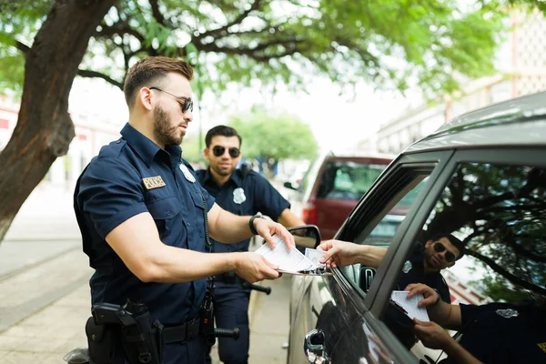Policajti Službě Dostávají Úplatky Řidiče Nedali Pokutu Rychlost — Stock fotografie