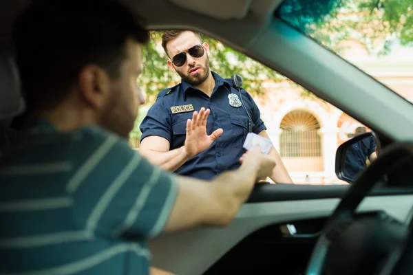 Naštvaný Dobrý Policista Odmítá Odmítá Podplatit Řidiče Penězi — Stock fotografie