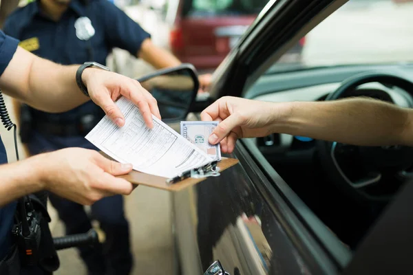 Bestuurder Geeft Smeergeld Aan Politie Agenten Voor Het Ontvangen Van — Stockfoto