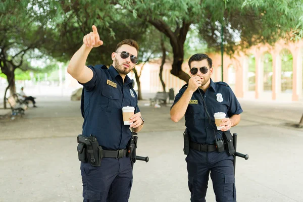 Kavkazští Policisté Hledí Podezřelou Osobu Při Pití Kávy Podávají Hlášení — Stock fotografie