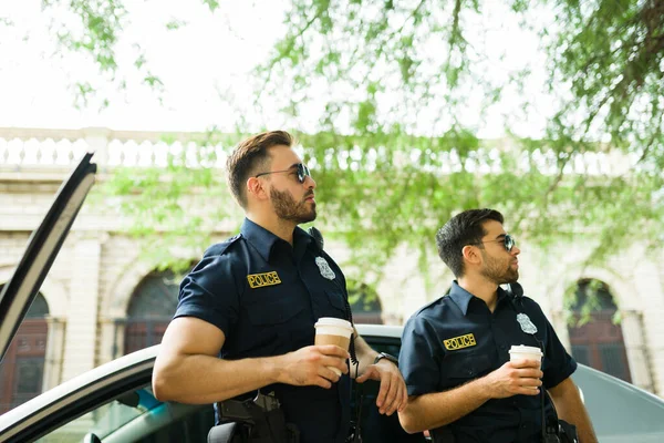 Pohlední Policisté Vystupují Policejního Auta Pro Kávu Když Jsou Službě — Stock fotografie