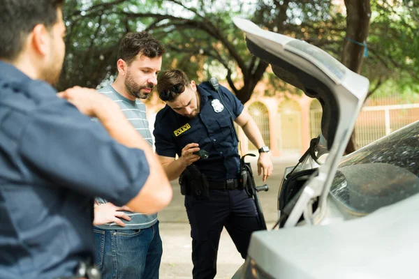 Agentes Polícia Procura Drogas Armas Porta Malas Carro Enquanto Fazem — Fotografia de Stock