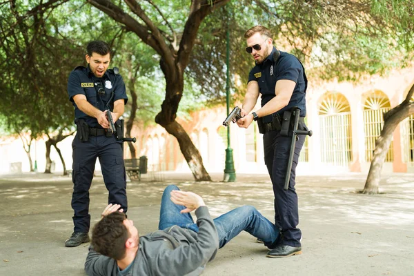 Naštvaní Policisté Křičí Muže Podlaze Míří Pistolí Podezřelého Loupeži — Stock fotografie