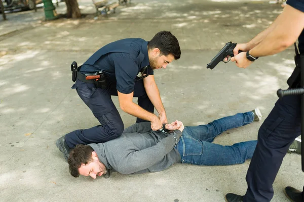 Policajti Nasazují Pouta Násilného Mladého Zločince Zatýkají Venku — Stock fotografie