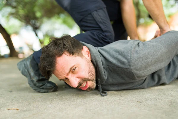 Enojado Caucásico Hombre Criminal Acostado Suelo Mirando Molesto Durante Arresto — Foto de Stock