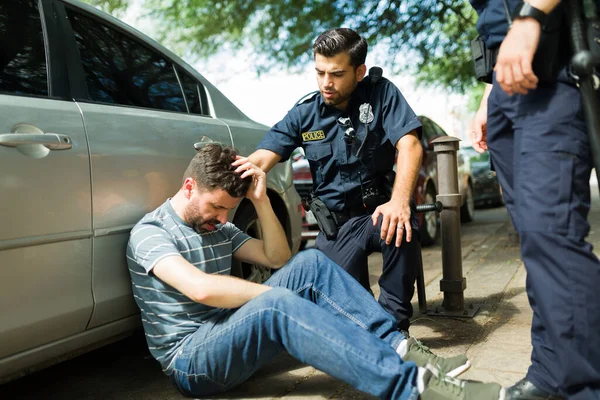 Zraněný Mladý Muž Trpící Bolestí Autonehodě Hovořící Policisty — Stock fotografie