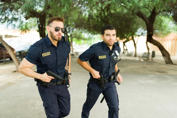 Atraktivní Policisté Černé Uniformě Utíkají Honí Podezřelého Trestného Činu Ulici — Stock fotografie