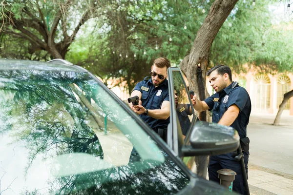 Дежурные Полицейские Произвели Арест Направили Оружие Подозреваемого Вождении Автомобиля После Стоковое Фото