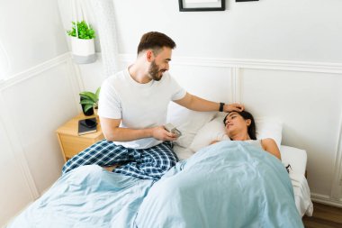 Pijamalı romantik bir beyaz adam uyanıp nişan yüzüğüyle evlenme teklif ettikten sonra kız arkadaşına sürpriz yapıyor. 