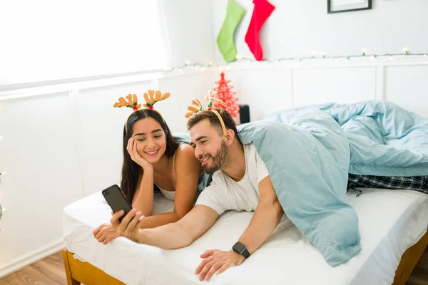 Szczęśliwa Atrakcyjna Para Uśmiechnięta Robiąca Selfie Smartfonem Odpoczywająca Podczas Świąt — Zdjęcie stockowe
