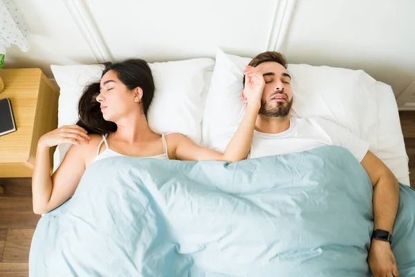 Angle Élevé Jeune Couple Fatigué Regardant Épuisé Dormir Ensemble Dans — Photo