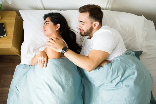 Szczęśliwy Biały Mężczyzna Dotyka Jego Zdenerwowanego Partnera Próbuje Uprawiać Seks — Zdjęcie stockowe