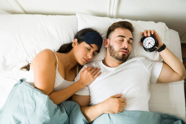 Atractiva Pareja Cansada Durmiendo Acurrucados Juntos Mientras Establece Despertador Para — Foto de Stock