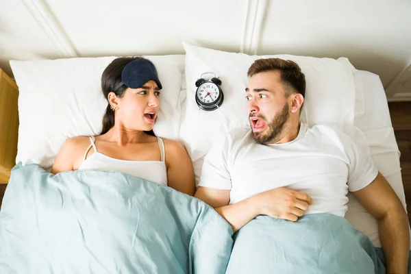 Surprised Shocked Woman Man Looking Stressed Screaming Waking Late Morning — Stock Photo, Image