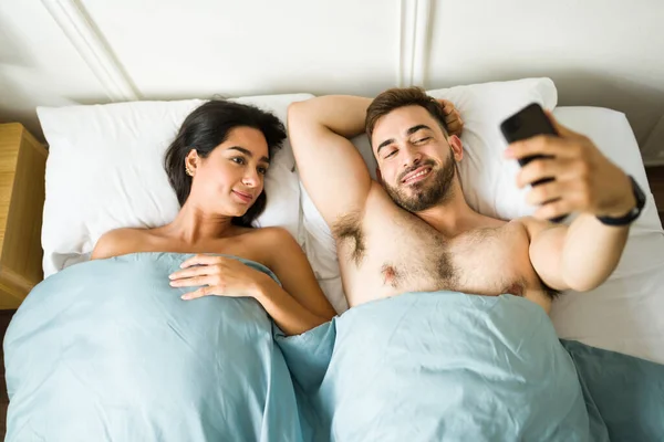 Joven Guapo Tomando Una Selfie Con Pareja Novia Bajo Las — Foto de Stock