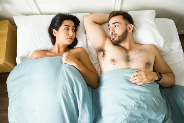 Surpreendido Jovem Casal Olhando Estressado Pela Manhã Depois Fazer Sexo — Fotografia de Stock
