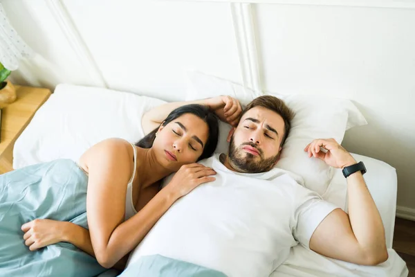 Zdenerwowany Irytujący Biały Mężczyzna Czujący Się Obudzony Łóżku Kobietą Przytulającą — Zdjęcie stockowe