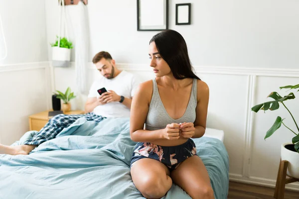 Inquiète Femme Stressée Pyjama Air Bouleversée Trouver Une Bague Fiançailles — Photo