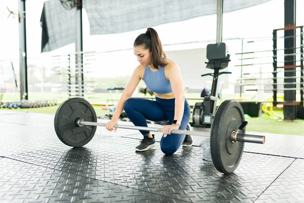 Krásná Běloška Chystá Zvednout Činky Činky Závaží Dělat Deadlift Cvičení — Stock fotografie