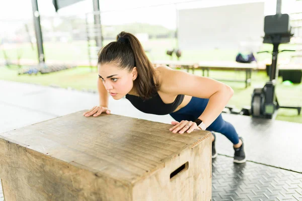 Nádherná Sportovní Žena Dělá Push Cvičení Pomocí Překližky Box Během — Stock fotografie