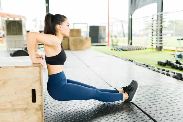 Profile Active Young Woman Doing Tricep Dips Using Jump Box — Stock Photo, Image