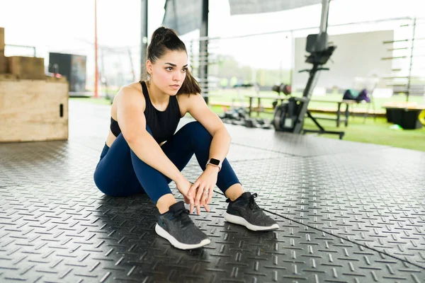 Active Young Woman Resting Taking Break While Working Out Cardio — Stock Photo, Image