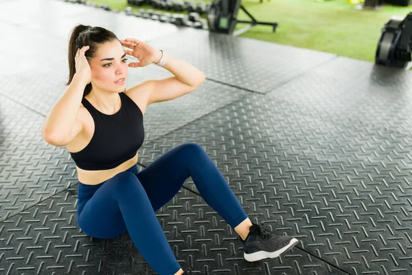 Beautiful Caucasian Woman Exercising Doing Abdominal Crunches Sit Ups — Stock Photo, Image
