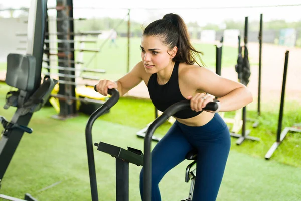 Caucasienne Jeune Femme Recherche Fatigué Tout Faisant Des Exercices Vélo — Photo