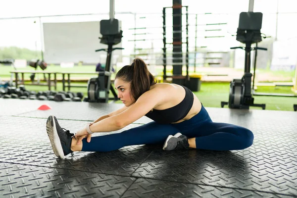 Sportif Genç Bir Kadın Spor Salonunda Antrenman Yapmadan Önce Egzersiz — Stok fotoğraf
