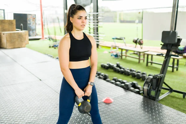 Attraktiv Kaukasisk Kvinna Med Fitness Livsstil Redo Att Lyfta Kettlebell — Stockfoto