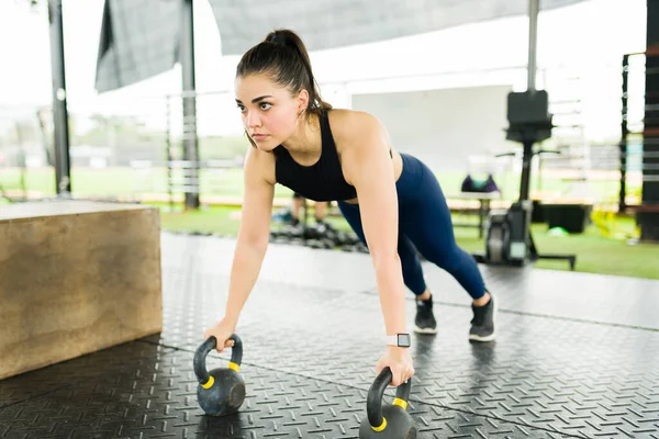 Krásná Mladá Žena Pomocí Kettlebell Závaží Zatímco Dělá Push Cvičení — Stock fotografie