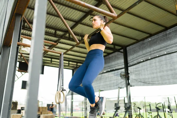 Сильная Стройная Женщина Тренируется Тренировками Подбородком Тренажерном Зале — стоковое фото