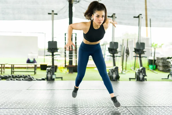 Sportig Ung Kvinna Gör Ett Konditionsträning Gymmet Och Utövar Gör — Stockfoto