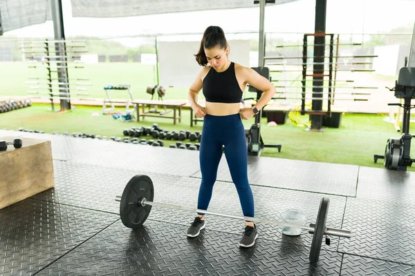 Strong Caucasian Woman Gym Getting Ready Deadlift Weight Exercises — Stock Photo, Image