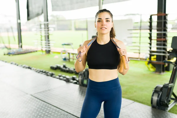Attraktive Sportliche Frau Die Beim Cardio Training Fitnessstudio Mit Einem — Stockfoto
